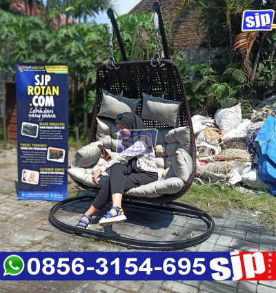 pengrajin kursi gantung / ayunan rotan sintetis 2 penyangga