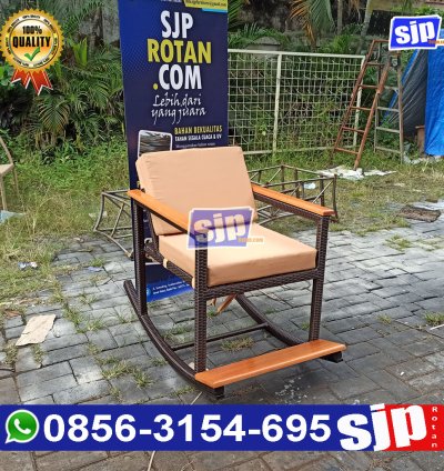 pabrik pengrajin kursi goyang rotan sintetis